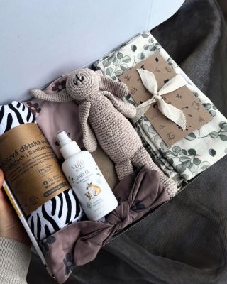 Každý příběh je jedinečný. A některé z nich se nám dostanou až pod kůži. V rámci našich dárkových boxů nabízíme možnost...